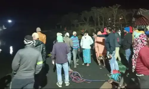 झारखंड में बड़ा हादसा: राजमहल से मालदा के बीच फेरी घाट में चल रहा जहाज डूबा, आठ ट्रक डूबे, कई लोग लापता झारखंड में बड़ा हादसा: राजमहल से मालदा के बीच फेरी घाट में चल रहा जहाज डूबा, आठ ट्रक डूबे, कई लोग लापता