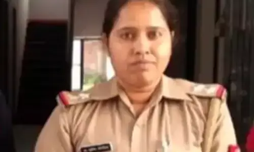 उन्नाव : पत्रकार हत्याकांड में फरार चल रही महिला दारोगा गिरफ्तार, 14 दिनों के लिए भेजी गई जेल उन्नाव : पत्रकार हत्याकांड में फरार चल रही महिला दारोगा गिरफ्तार, 14 दिनों के लिए भेजी गई जेल