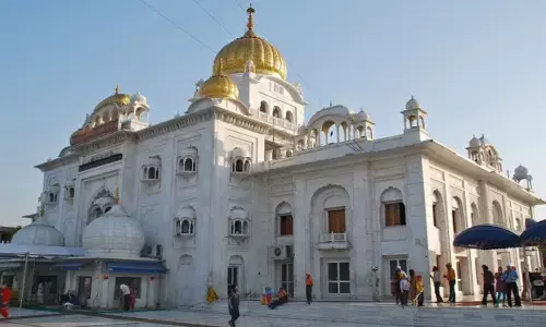 ऐसी है Sri Bangla Sahib Gurudwara की भव्यता, जानिए इसके सरोवर की महिमा