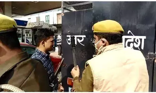 सुल्तानपुर में एसपी शिवहरी मीणा ने खड़े होकर बिना मास्क वालों को भिजवाया जेल सुल्तानपुर में एसपी शिवहरी मीणा ने खड़े होकर बिना मास्क वालों को भिजवाया जेल