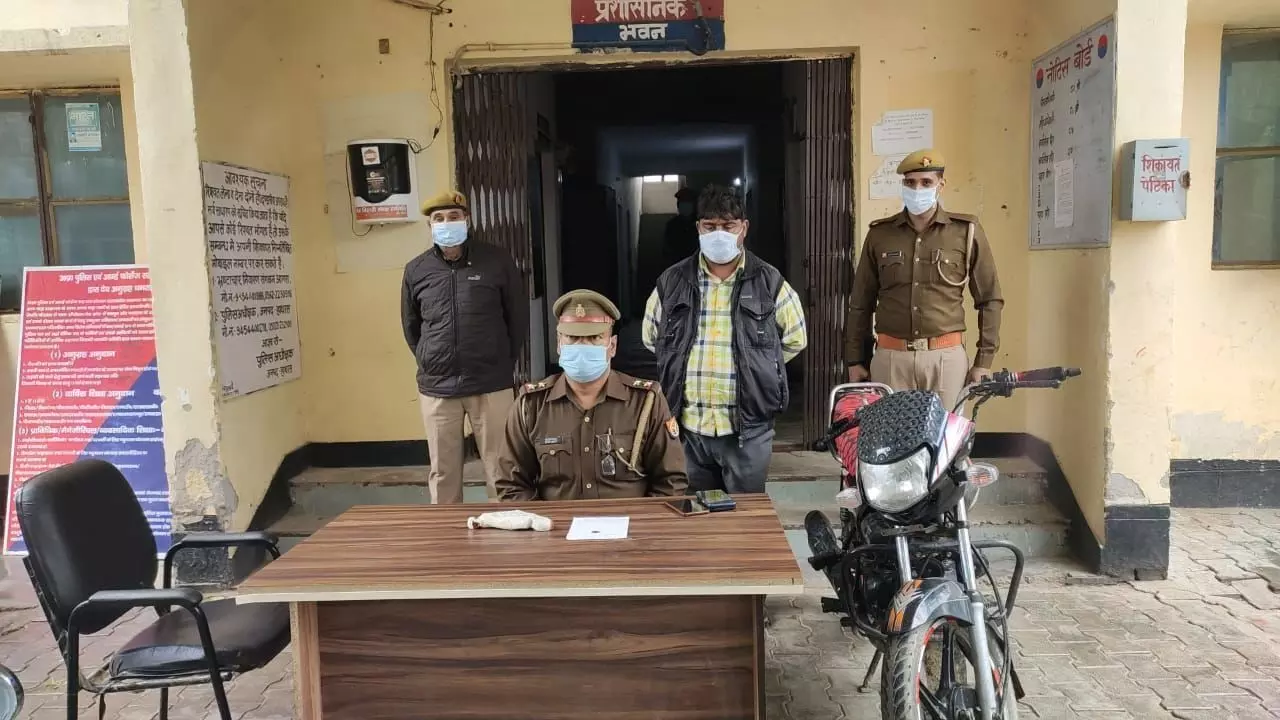 हाथरस पुलिस ने पकड़ा 25000 हजार का इनामी बदमाश अवैध हथियार समेत मुठभेड़ में गिरफ्तार हाथरस पुलिस ने पकड़ा 25000 हजार का इनामी बदमाश अवैध हथियार समेत मुठभेड़ में गिरफ्तार