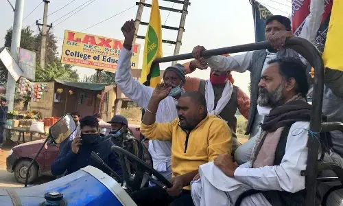 किसानों के आंदोलन के समर्थन कर रहे योगेंद्र यादव को पुलिस ने किया गिरफ्तार