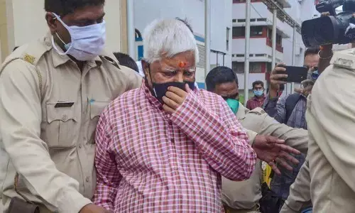 फोन पर बात करना लालूप्रसाद को पड़ा महंगा, केस दर्ज तो जेल में किये गये शिफ्ट फोन पर बात करना लालूप्रसाद को पड़ा महंगा, केस दर्ज तो जेल में किये गये शिफ्ट