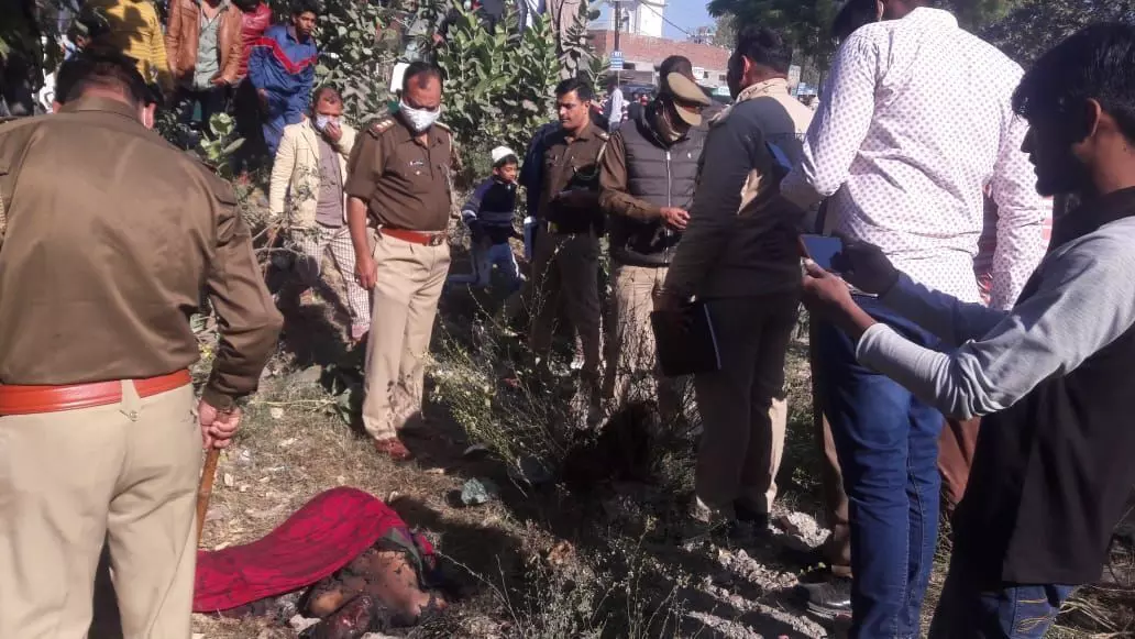 गायब युवक का शव मिलने से इलाके में सनसनी फैल गई गायब युवक का शव मिलने से इलाके में सनसनी फैल गई
