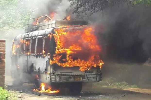 जयपुर : हाई टेंशन तार की चपेट में आने से बस में लगी आग, तीन की मौत, 5 झुलसे जयपुर : हाई टेंशन तार की चपेट में आने से बस में लगी आग, तीन की मौत, 5 झुलसे