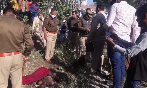 गायब युवक का शव मिलने से इलाके में सनसनी फैल गई गायब युवक का शव मिलने से इलाके में सनसनी फैल गई