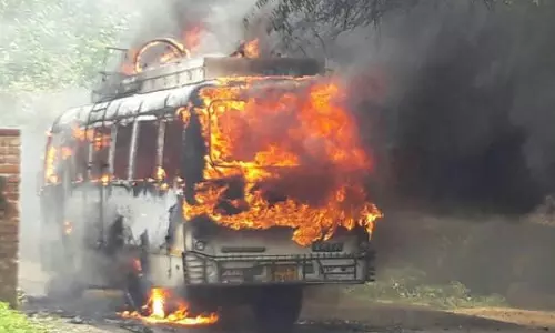 जयपुर : हाई टेंशन तार की चपेट में आने से बस में लगी आग, तीन की मौत, 5 झुलसे