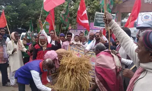 केंद्र सरकार के किसान बिल के खिलाफ धान का बण्डल जाकर किसानों ने किया विरोध