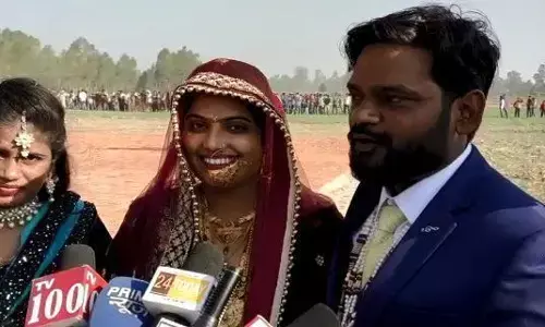 पीलीभीत में दूल्हा जब दुल्हन को लेकर हेलीकॉप्टर से लेकर पहुंचा घर तो .... पीलीभीत में दूल्हा जब दुल्हन को लेकर हेलीकॉप्टर से लेकर पहुंचा घर तो ....