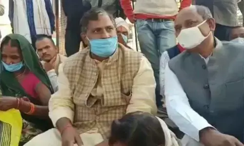 यूपी में न्याय नहीं मिला तो बीजेपी विधायक धरने पर बैठ गए, ये कैसा सबका साथ सबका विकास है!