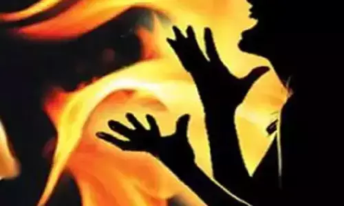 अमेठी: ब्लैकमेलिंग से तंग नाबालिग युवती ने खुद को लगाई आग, इलाज के दौरान मौत अमेठी: ब्लैकमेलिंग से तंग नाबालिग युवती ने खुद को लगाई आग, इलाज के दौरान मौत