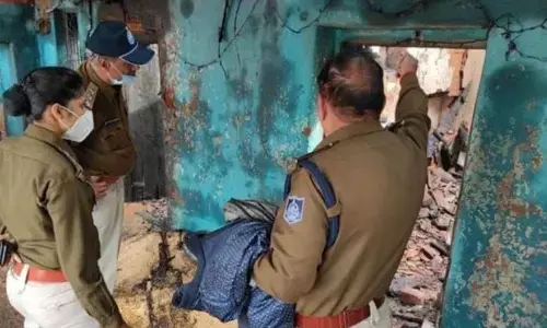 मामूली विवाद में भैया-भाभी और बच्चों को जिंदा जलाकर खुद भी फांसी पर झूला युवक मामूली विवाद में भैया-भाभी और बच्चों को जिंदा जलाकर खुद भी फांसी पर झूला युवक