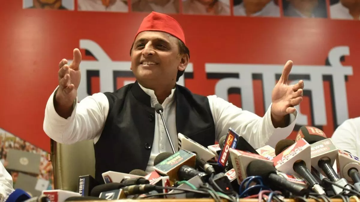 यूपी: समाजवादी पार्टी ने बसपा और कांग्रेस में लगाई सेंध, 4 पूर्व विधायक व 2 पूर्व सांसद सपा में हुए शामिल यूपी: समाजवादी पार्टी ने बसपा और कांग्रेस में लगाई सेंध, 4 पूर्व विधायक व 2 पूर्व सांसद सपा में हुए शामिल