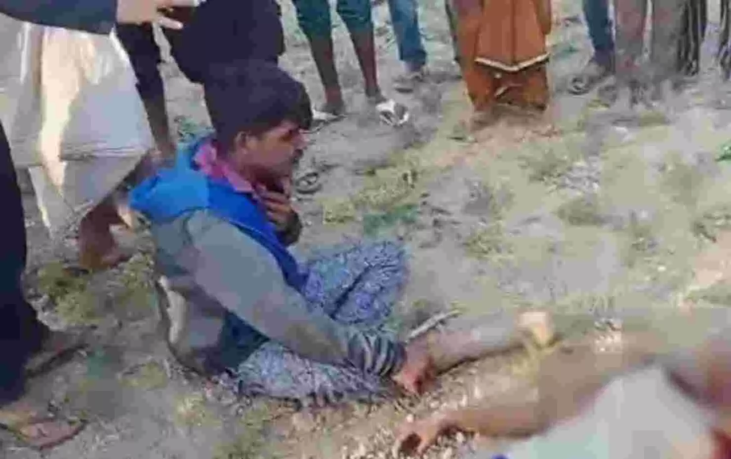यूपी : सहेलियों के सामने किशोरी की काट दी गर्दन, ग्रामीणों ने भाग रहे हत्यारोपी को पकड़कर पुलिस के हवाले किया यूपी : सहेलियों के सामने किशोरी की काट दी गर्दन, ग्रामीणों ने भाग रहे हत्यारोपी को पकड़कर पुलिस के हवाले किया