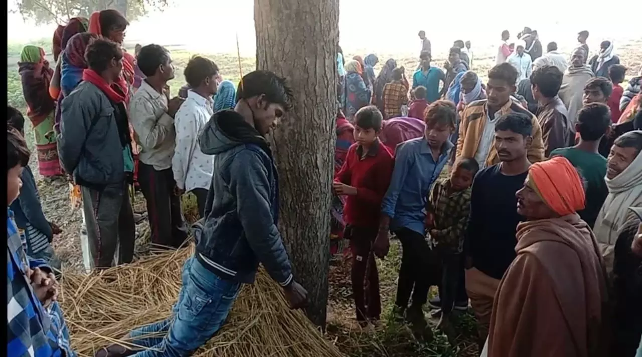 दावत खाने गए युवक की पेड़ से बंधी मिली लाश