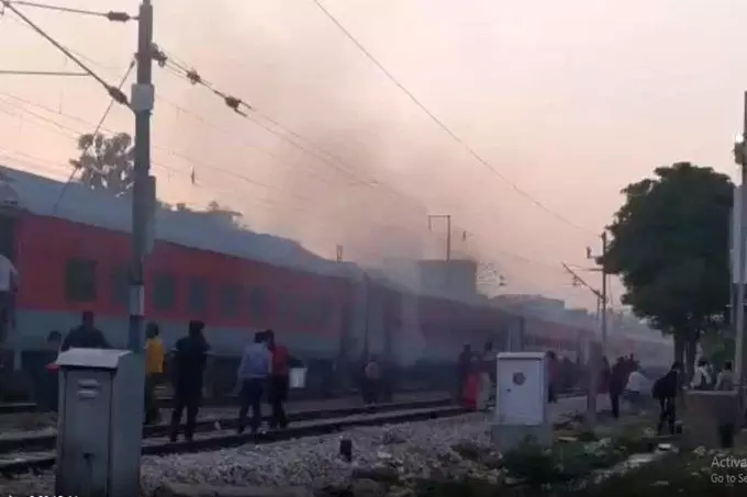 दिल्ली से बिहार जा रही हमसफर एक्सप्रेस के स्लीपर कोच में लगी आग