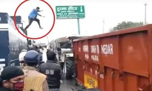 किसान प्रदर्शन: वॉटर कैनन बंद करने पर लोगों ने बताया था हीरो, अब हत्या की कोशिश का मामला दर्ज किसान प्रदर्शन: वॉटर कैनन बंद करने पर लोगों ने बताया था हीरो, अब हत्या की कोशिश का मामला दर्ज