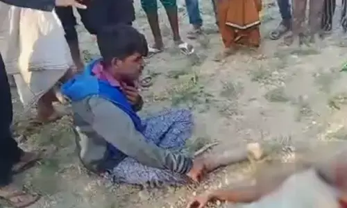 यूपी : सहेलियों के सामने किशोरी की काट दी गर्दन, ग्रामीणों ने भाग रहे हत्यारोपी को पकड़कर पुलिस के हवाले किया यूपी : सहेलियों के सामने किशोरी की काट दी गर्दन, ग्रामीणों ने भाग रहे हत्यारोपी को पकड़कर पुलिस के हवाले किया
