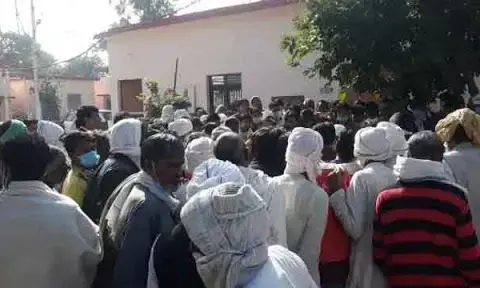 मथुरा के NH-2 पर पुलिस एनकाउंटर की फायरिंग में व्यवसायी की मौत, आगबबूल भीड़ ने किया थाने का घेराव मथुरा के NH-2 पर पुलिस एनकाउंटर की फायरिंग में व्यवसायी की मौत, आगबबूल भीड़ ने किया थाने का घेराव