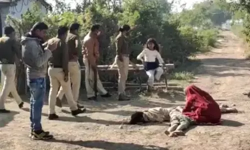 ट्रैक्टर लेकर थाने सरेंडर करने पहुंचा युवक, बोला- तीन लोगों को कुचलकर मार दिया ट्रैक्टर लेकर थाने सरेंडर करने पहुंचा युवक, बोला- तीन लोगों को कुचलकर मार दिया