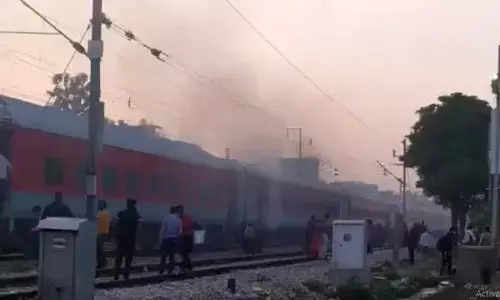 рджрд┐рд▓реНрд▓реА рд╕реЗ рдмрд┐рд╣рд╛рд░ рдЬрд╛ рд░рд╣реА рд╣рдорд╕рдлрд░ рдПрдХреНрд╕рдкреНрд░реЗрд╕ рдХреЗ рд╕реНрд▓реАрдкрд░ рдХреЛрдЪ рдореЗрдВ рд▓рдЧреА рдЖрдЧ рджрд┐рд▓реНрд▓реА рд╕реЗ рдмрд┐рд╣рд╛рд░ рдЬрд╛ рд░рд╣реА рд╣рдорд╕рдлрд░ рдПрдХреНрд╕рдкреНрд░реЗрд╕ рдХреЗ рд╕реНрд▓реАрдкрд░ рдХреЛрдЪ рдореЗрдВ рд▓рдЧреА рдЖрдЧ