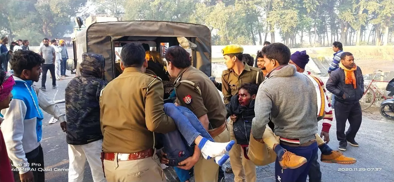 इटावा पुलिस का मानवीय चेहरा आया सामने, बचाई तीन लोंगों की जान इटावा पुलिस का मानवीय चेहरा आया सामने, बचाई तीन लोंगों की जान