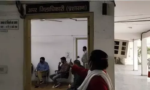 नोएडा में महिला ने सरकारी ऑफिस में सुनाई जमकर खरी खोटी, वीडियो वायरल नोएडा में महिला ने सरकारी ऑफिस में सुनाई जमकर खरी खोटी, वीडियो वायरल