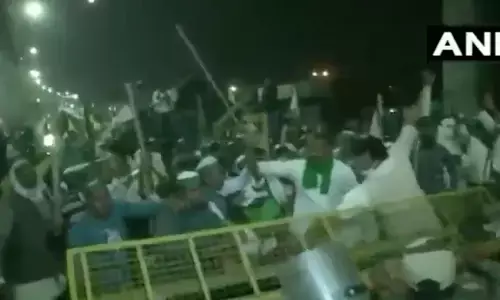 Farmers Protest LIVE: गाजीपुर-गाजियाबाद बॉर्डर पर किसानों ने की बैरिकेड तोड़ने की कोशिश, पुलिस से हुई झड़प Farmers Protest LIVE: गाजीपुर-गाजियाबाद बॉर्डर पर किसानों ने की बैरिकेड तोड़ने की कोशिश, पुलिस से हुई झड़प