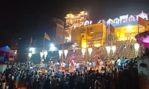 Dev Deepawali: लाखों दीयों से जगमगाए मां गंगा के घाट, तस्वीरों में देखें काशी की अलौकिक छटा Dev Deepawali: लाखों दीयों से जगमगाए मां गंगा के घाट, तस्वीरों में देखें काशी की अलौकिक छटा