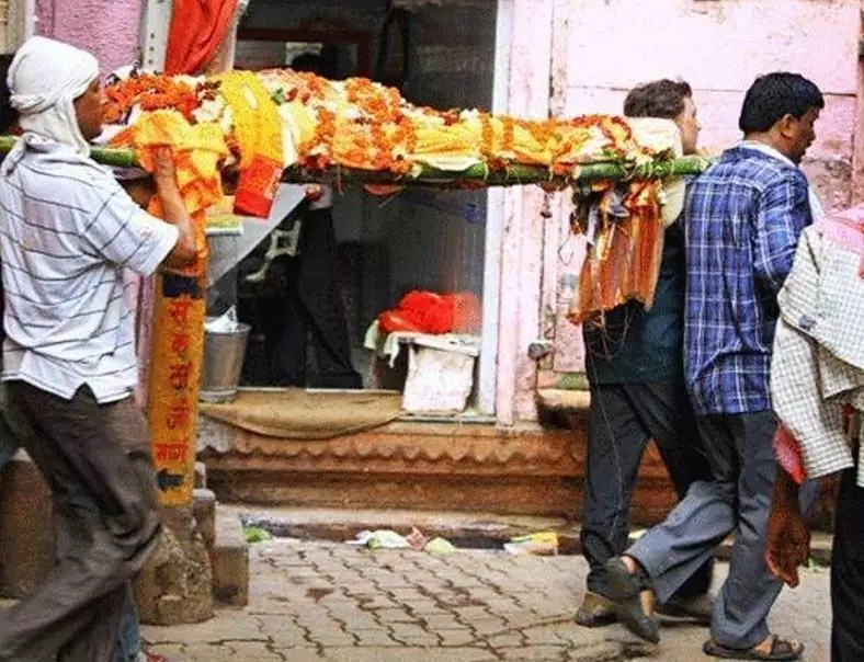 मेहंदी वाले हाथों को नसीब नही हुआ डोली, उठ गई अर्थी मेहंदी वाले हाथों को नसीब नही हुआ डोली, उठ गई अर्थी