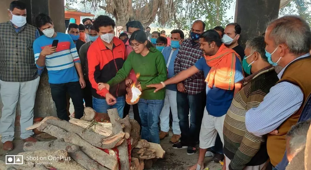स्त्री रोग विशेषज्ञ डॉ मंजुला त्रिपाठी के निधन पर उनकी बिटिया डॉक्टर आस्था त्रिपाठी ने कर्मकांड कर मुखाग्नि दी स्त्री रोग विशेषज्ञ डॉ मंजुला त्रिपाठी के निधन पर उनकी बिटिया डॉक्टर आस्था त्रिपाठी ने कर्मकांड कर मुखाग्नि दी