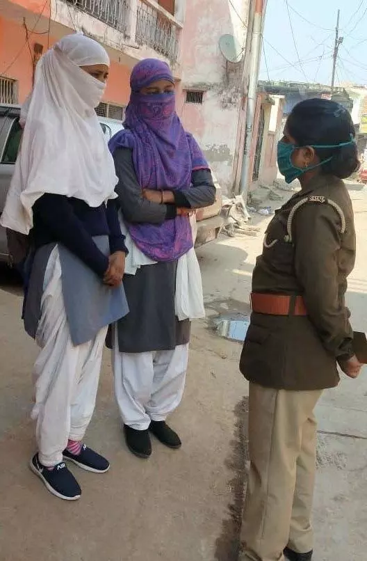 एंटी रोमियों टीम ने चलाया जागरूकता अभियान एंटी रोमियों टीम ने चलाया जागरूकता अभियान