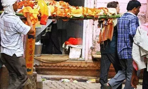 मेहंदी वाले हाथों को नसीब नही हुआ डोली, उठ गई अर्थी