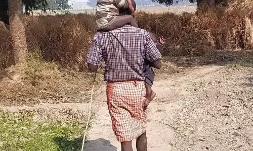ये निब्बू मुशहर है, माटी पानी और पेड़ की जितनी समझ इन्हें होती है, शायद किसी कृषि स्नातक को भी नहीं होती होगी ये निब्बू मुशहर है, माटी पानी और पेड़ की जितनी समझ इन्हें होती है, शायद किसी कृषि स्नातक को भी नहीं होती होगी