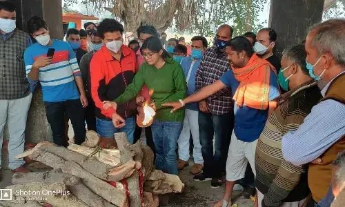 स्त्री रोग विशेषज्ञ डॉ मंजुला त्रिपाठी के निधन पर उनकी बिटिया डॉक्टर आस्था त्रिपाठी ने कर्मकांड कर मुखाग्नि दी स्त्री रोग विशेषज्ञ डॉ मंजुला त्रिपाठी के निधन पर उनकी बिटिया डॉक्टर आस्था त्रिपाठी ने कर्मकांड कर मुखाग्नि दी