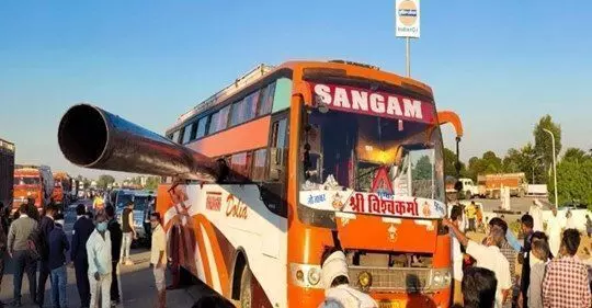 राजस्थान में दर्दनाक हादसा: चलती बस में घुसा 80 फीट लंबा गैस पाइप, 1 यात्री की गर्दन कटी 1 का सिर फटा.. राजस्थान में दर्दनाक हादसा: चलती बस में घुसा 80 फीट लंबा गैस पाइप, 1 यात्री की गर्दन कटी 1 का सिर फटा..
