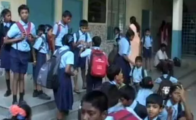 कर्नाटक में एक लाख छात्र निजी स्कूल छोड़ सरकारी विद्यालय पहुंचे, जानिए क्यों?