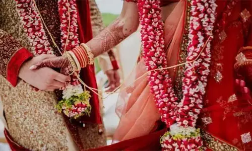 UP : рд╢рд╛рджреА рд╕рдорд╛рд░реЛрд╣ рдореЗрдВ рдкрд╣реБрдВрдЪреА рджреБрд╖реНрдХрд░реНрдо рдкреАрдбрд╝рд┐рддрд╛ рдиреЗ рдЦреЛрд▓реЗ рдЪреМрдВрдХрд╛рдиреЗ рд╡рд╛рд▓реЗ рд░рд╛рдЬ, рджреВрд▓реНрд╣реЗ рд╕рдореЗрдд рд╣рд╡рд╛рд▓рд╛рдд рдкрд╣реБрдВрдЪ рдЧрдИ рдмрд╛рд░рд╛рдд UP : рд╢рд╛рджреА рд╕рдорд╛рд░реЛрд╣ рдореЗрдВ рдкрд╣реБрдВрдЪреА рджреБрд╖реНрдХрд░реНрдо рдкреАрдбрд╝рд┐рддрд╛ рдиреЗ рдЦреЛрд▓реЗ рдЪреМрдВрдХрд╛рдиреЗ рд╡рд╛рд▓реЗ рд░рд╛рдЬ, рджреВрд▓реНрд╣реЗ рд╕рдореЗрдд рд╣рд╡рд╛рд▓рд╛рдд рдкрд╣реБрдВрдЪ рдЧрдИ рдмрд╛рд░рд╛рдд