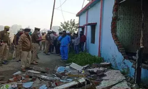 टूट गई क़लम, बिखर गई स्याही,जला दिया पत्रकार को, जिसने भ्रष्टाचार के, ख़िलाफ़ आवाज़ लगाई टूट गई क़लम, बिखर गई स्याही,जला दिया पत्रकार को, जिसने भ्रष्टाचार के, ख़िलाफ़ आवाज़ लगाई