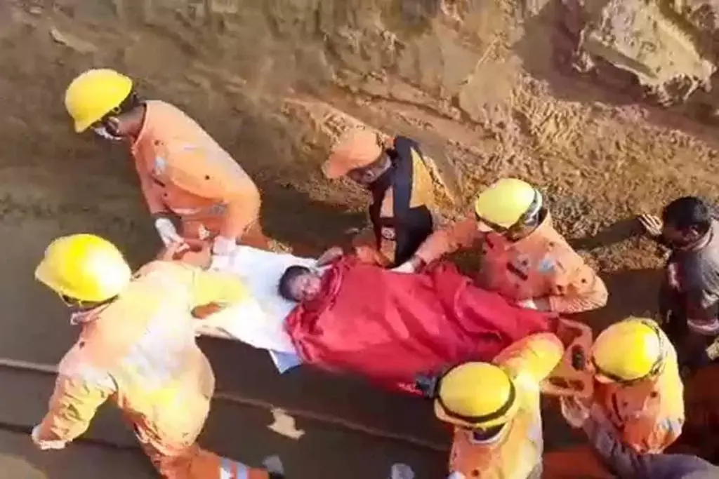 महोबा : जिन्दगी की जंग हार गया 4 साल का घनेंद्र, 20 घंटे बाद बोरवेल से मृत अवस्था में बाहर निकला महोबा : जिन्दगी की जंग हार गया 4 साल का घनेंद्र, 20 घंटे बाद बोरवेल से मृत अवस्था में बाहर निकला