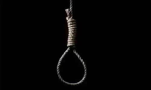 उधर प्रेमी घोड़ी चढ़ा, इधर प्रेमिका ने जहर खाकर लगाई फांसी उधर प्रेमी घोड़ी चढ़ा, इधर प्रेमिका ने जहर खाकर लगाई फांसी