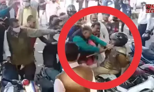 झाँसी में एसपी सिटी विवेक त्रिपाठी को बीजेपी नेता ने पीटा, देखें वीडियो झाँसी में एसपी सिटी विवेक त्रिपाठी को बीजेपी नेता ने पीटा, देखें वीडियो