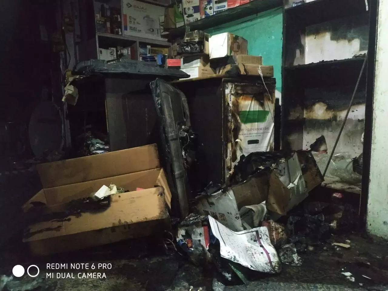मुंगरा में इलेक्ट्रॉनिक की दुकान में लगी आग लाखों का सामान जला