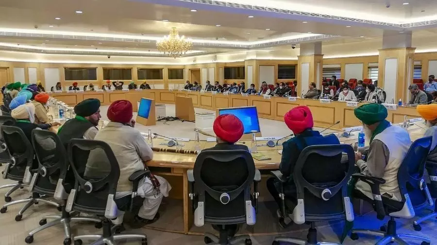 सरकार और किसानों के बीच बैठक जारी, सरकार कृषि कानूनों में संशोधन पर राजी, किसान संगठन बिल वापस लेने की मांग पर अड़े! सरकार और किसानों के बीच बैठक जारी, सरकार कृषि कानूनों में संशोधन पर राजी, किसान संगठन बिल वापस लेने की मांग पर अड़े!