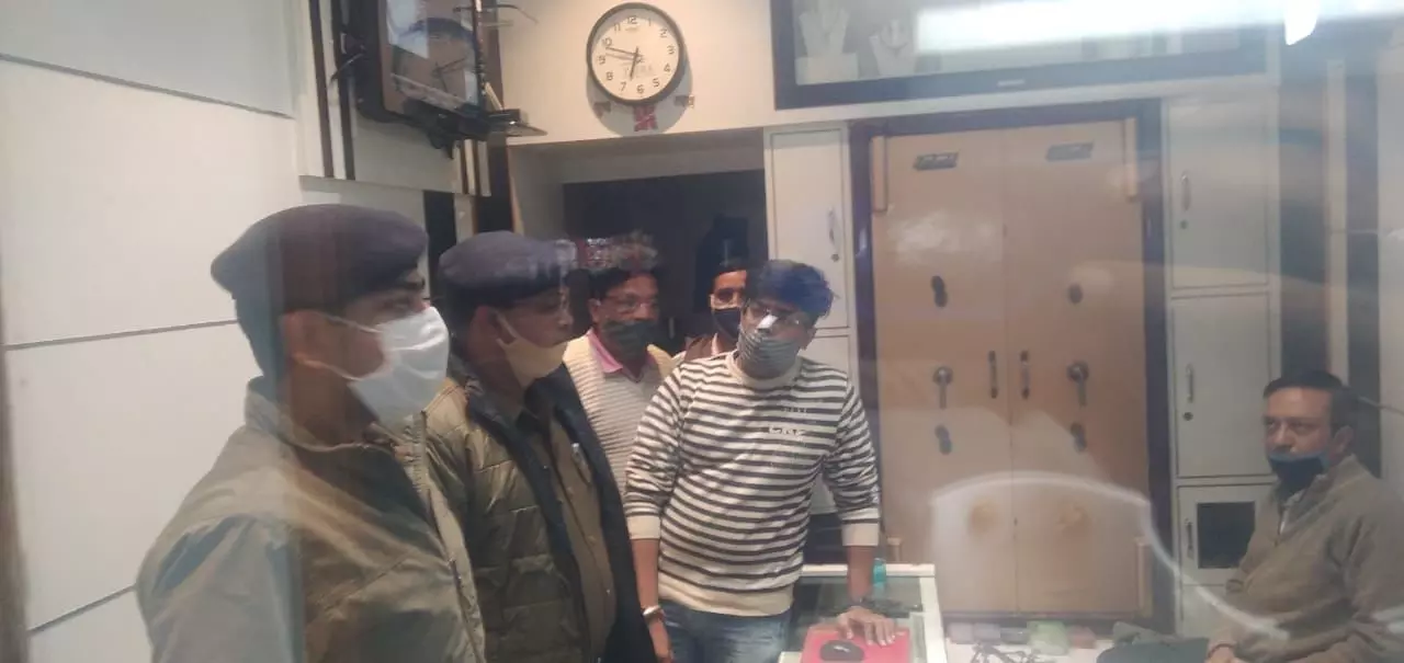 दिन ढलते ही बदमाशों का आतंक, सर्राफा व्यापारी को बनाया निशाना.. दिन ढलते ही बदमाशों का आतंक, सर्राफा व्यापारी को बनाया निशाना..