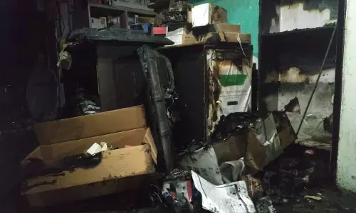 मुंगरा में इलेक्ट्रॉनिक की दुकान में लगी आग लाखों का सामान जला मुंगरा में इलेक्ट्रॉनिक की दुकान में लगी आग लाखों का सामान जला