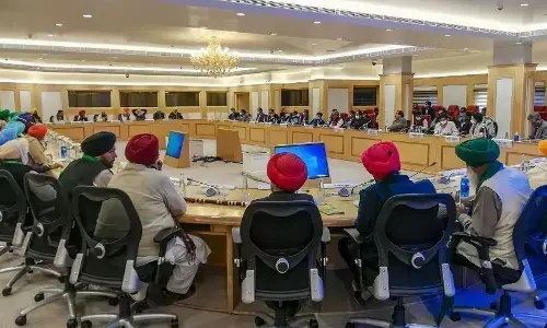 सरकार और किसानों के बीच बैठक जारी, सरकार कृषि कानूनों में संशोधन पर राजी, किसान संगठन बिल वापस लेने की मांग पर अड़े!