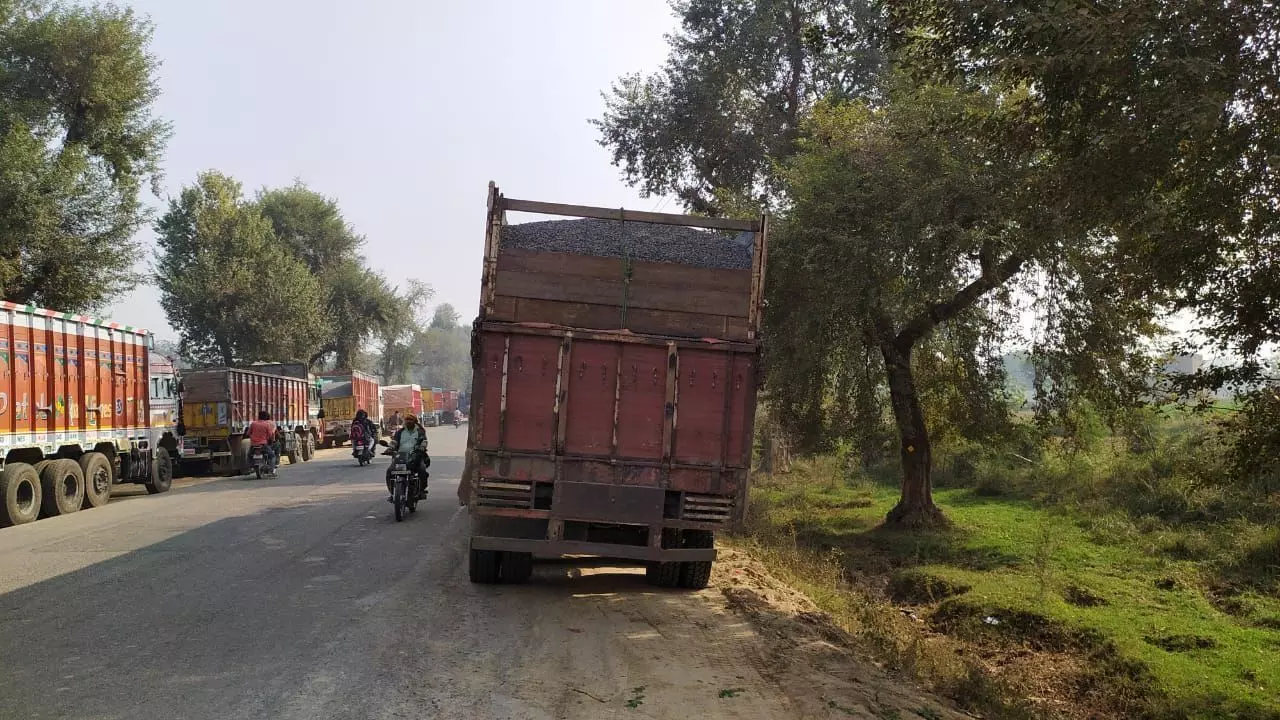ओवरलोड पर प्रशासन का चला हण्टर, 21 ट्रक सीज,अवैध परिवहन करने वाले ट्रक स्वामियों में मचा हड़कम्प ओवरलोड पर प्रशासन का चला हण्टर, 21 ट्रक सीज,अवैध परिवहन करने वाले ट्रक स्वामियों में मचा हड़कम्प