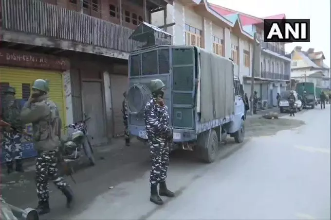 जम्मू-कश्मीर में CRPF और पुलिस टीम पर आतंकी हमला, जवान और नागरिक घायल