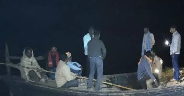 वाराणसी में गंगा नदी में पलटी नाव, एनडीआरएफ और जल पुलिस राहत और बचाव कार्य में जुटी